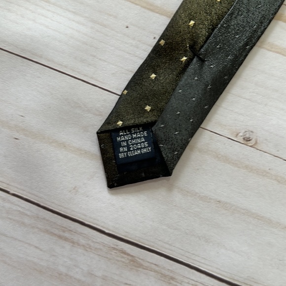 Gorgeous tie by J Ferrar Green, Gold and Black - Picture 3 of 4